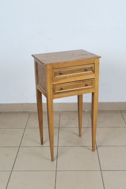 Chevet en bois fruitier bagueté de laiton...