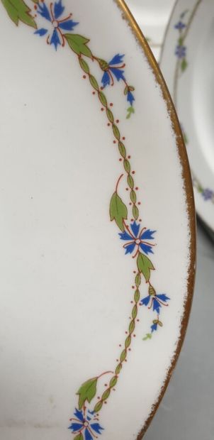LIMOGES 
Service en porcelaine blanche à...