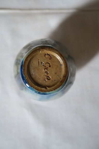 C. Grele ? 
Petit vase en grès bleu, signé...
