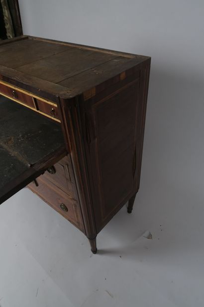 Petite commode formant écritoire en placage...