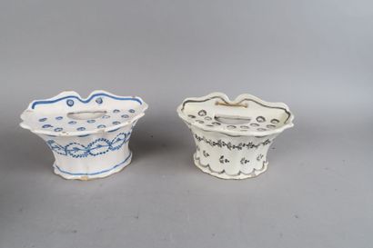 Deux bouquetières en faïence à décor de grand...