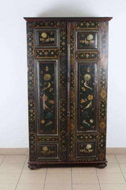 Petite armoire en bois laqué et stuqué à...