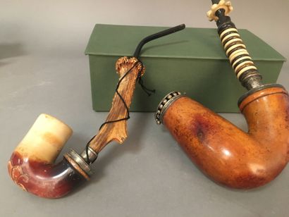 Deux pipes dont une en bois et écume à décor...