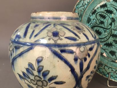 IRAN - XIXe siècle
Plat et vase en céramique...