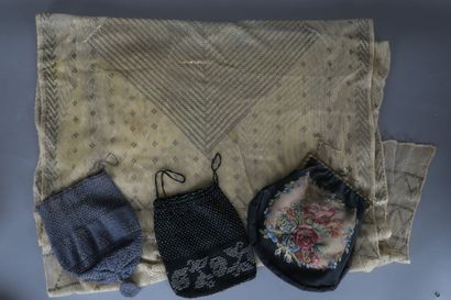 Deux pochettes perlées, un petit sac à main...