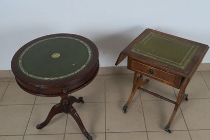 Petit guéridon tripode ouvrant par trois...