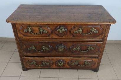 Commode en noyer ouvrant par trois tiroirs,...