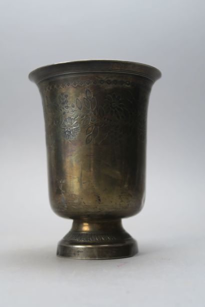 Grande timbale balustre en argent sur piédouche...