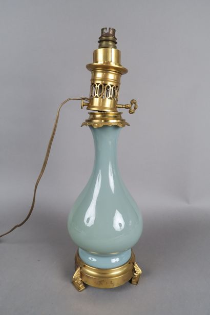 Vase en porcelaine céladon monté en lampe,...
