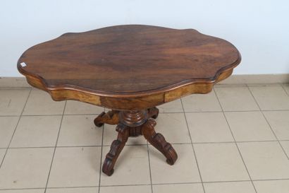 Guéridon en placage de noyer de forme violonée,...