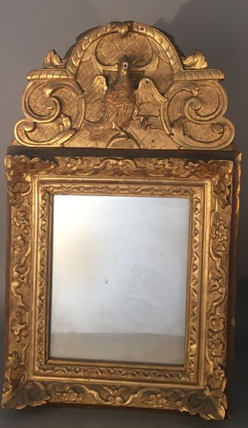 Petit miroir en bois doré, fronton à décor...