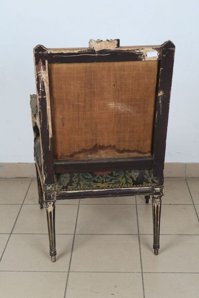 Fauteuil en noyer mouluré et sculpté, anciennement...
