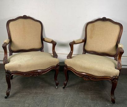 Paire de fauteuils à reine en bois sculpté...