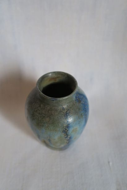 C. Grele ? 
Petit vase en grès bleu, signé...