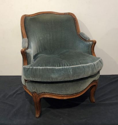 Bergère basse en noyer mouluré et sculpté,...