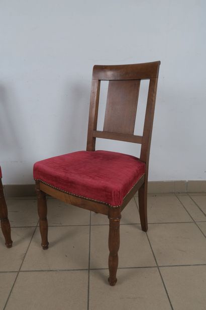 Paire de chaises en acajou, dossier légèrement...