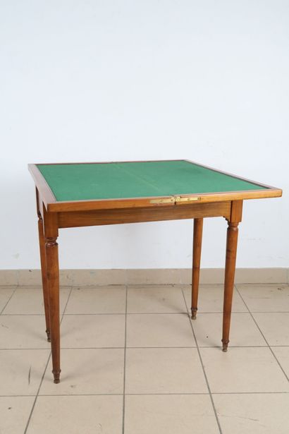 Table à jeux en merisier; plateau portefeuille...