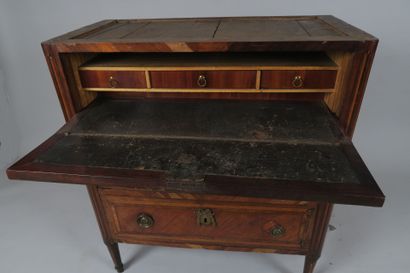 Petite commode formant écritoire en placage...