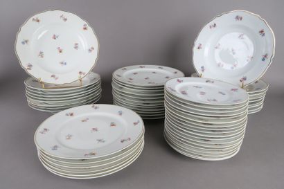 LIMOGES 
Service de porcelaine à décor polychrome...
