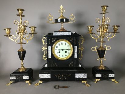 Garniture de cheminée en laiton doré et onyx...