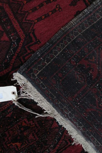 Tapis en laine à décor sur fond rouge d'une...