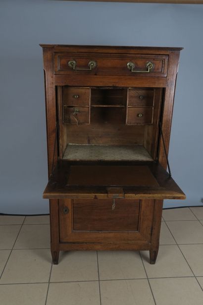 Secrétaire en noyer mouluré en plate-bande...