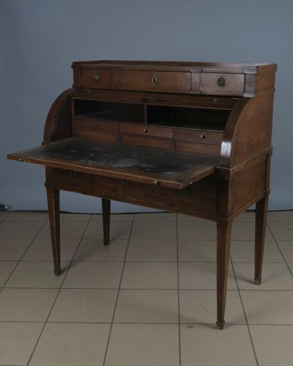 Bureau cylindre en merisier mouluré ouvrant...