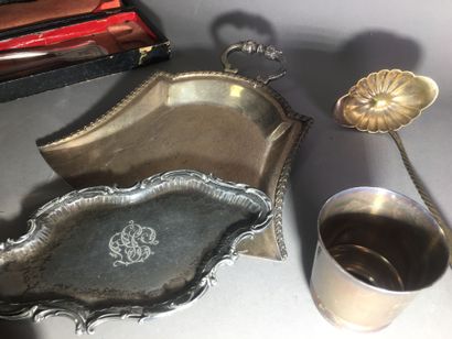 Lot de métal argenté composé d'un ramasse-miettes...