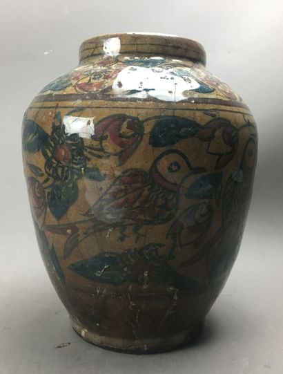 PERSE Qajar 
Vase ovoïde à petit col cheminée,...