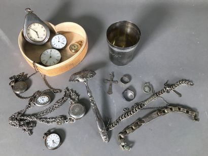 Lot de bijoux en argent et une timbale
Poinçon...