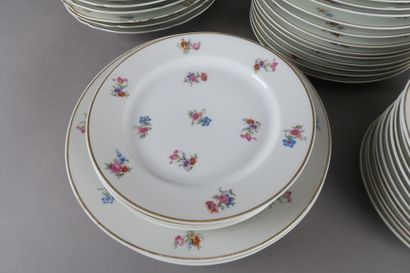 LIMOGES 
Service de porcelaine à décor polychrome...