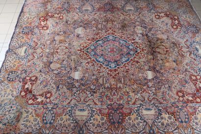 IRAN
Tapis Kashmar en laine à décor de vase...