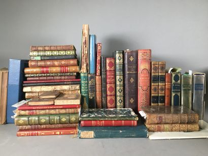Un fort lot de livres brochés dont Les Misérables...