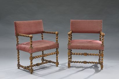 Paire de fauteuils à dossier bas en noyer...
