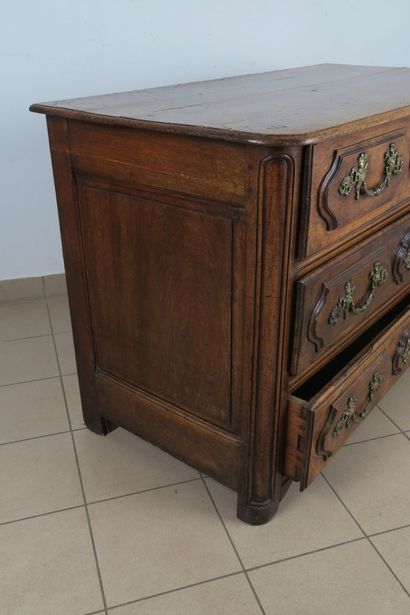 Commode en noyer ouvrant par trois tiroirs,...