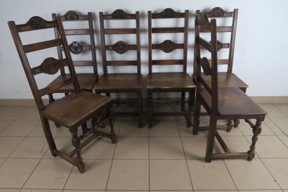 Suite de six chaises en chêne, le piètement...