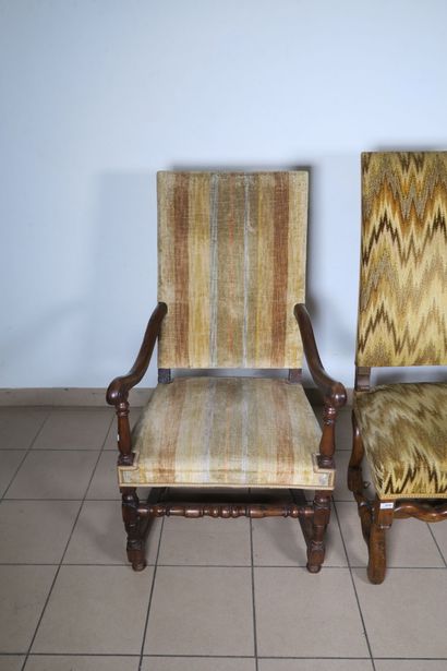 Paire de fauteuils en bois fruitier à haut...