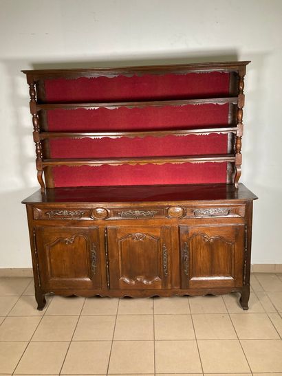 Vaisselier deux corps en bois sculpté et...