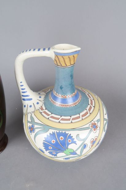 ARNHEM
Un vase de forme balustre en terre...
