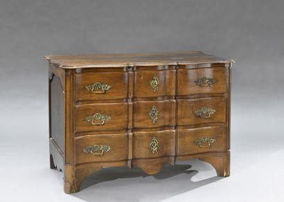 Commode arbalète en noyer mouluré à plateau...