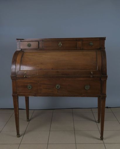 Bureau cylindre en merisier mouluré ouvrant...