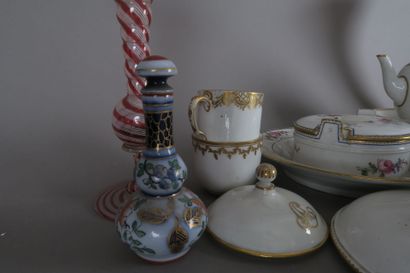 Lot de divers objets de vitrine dont un face...