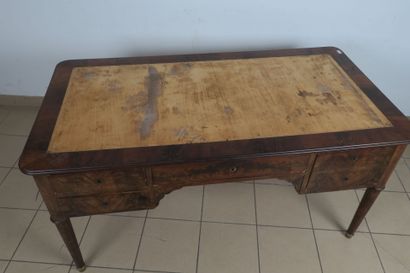 Bureau plat en noyer et placage de noyer,...