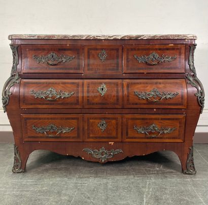 Commode tombeau en bois de placage dans de...