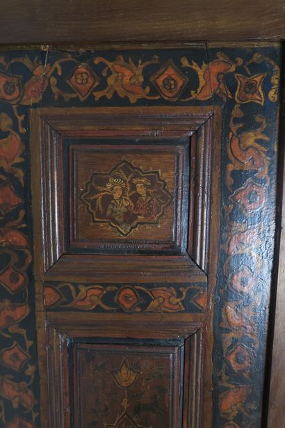 Petite armoire en bois laqué et stuqué à...