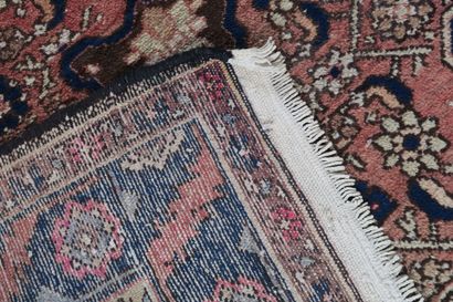 Tapis mécanique en laine à décor géométriques...