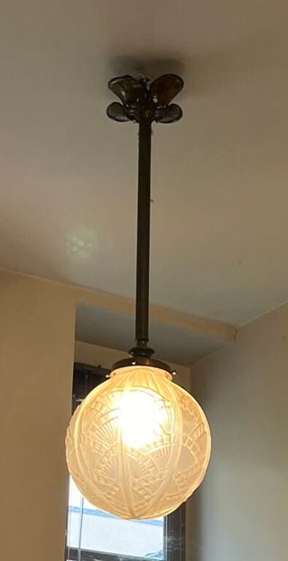 Lustre à cinq lumières, la monture en métal...
