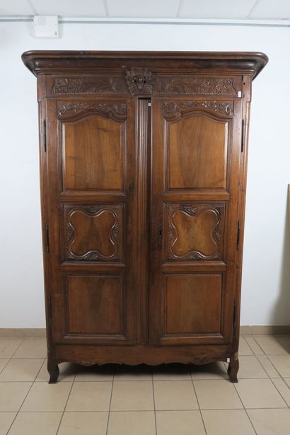 Armoire en noyer mouluré ouvrant par deux...