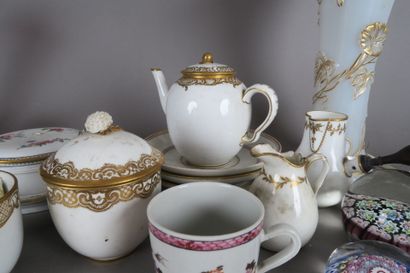 Lot de divers objets de vitrine dont un face...