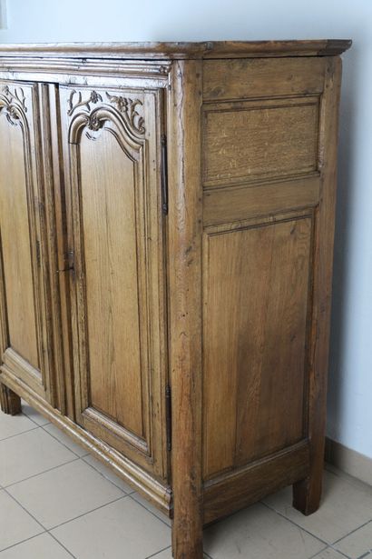 Petite armoire en chêne mouluré et sculpté...